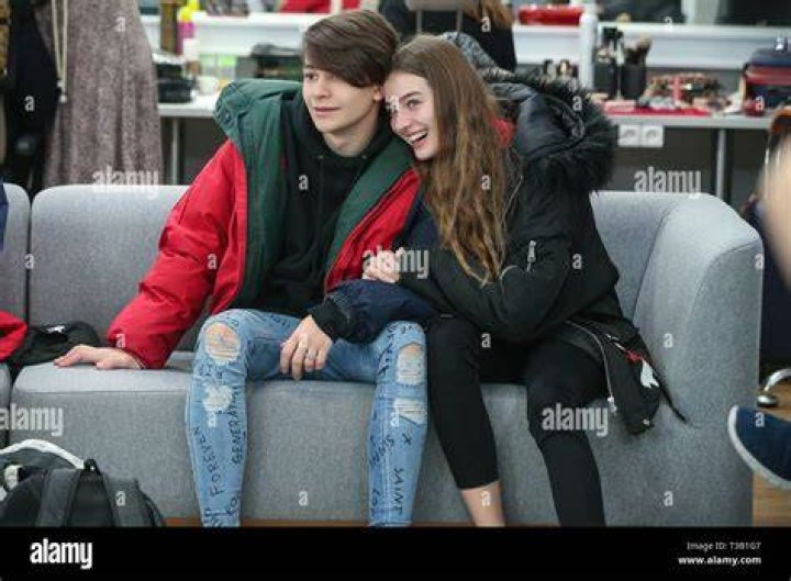 Bars and Melody Leondre Devries Girlfriend Carla Brocker Age Height & Family Details