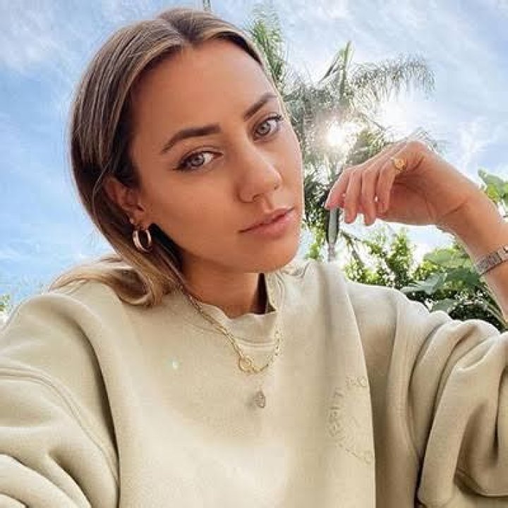 Cammie Scott Biography, Age, Shannon Beveridge, Birthday, Height, YouTube, Merch, Married and Net Worth