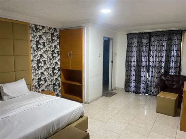 Dapson Hotel, Ogba