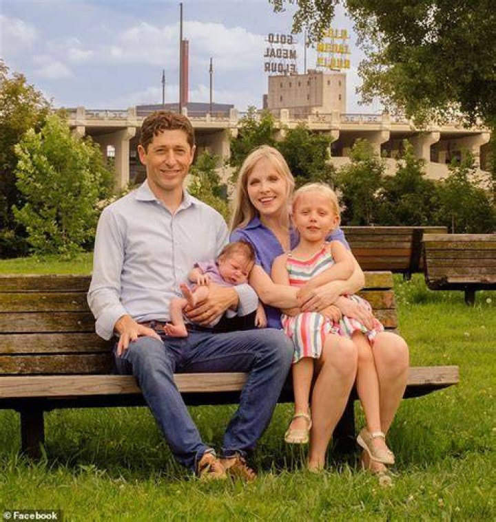 Dave Hollis Bio, Wiki, Age, Family, Wife, Career, Books, and Net Worth.