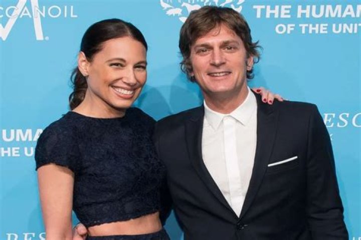 Does Rob Thomas have a family? Who is Rob Thomas related to?