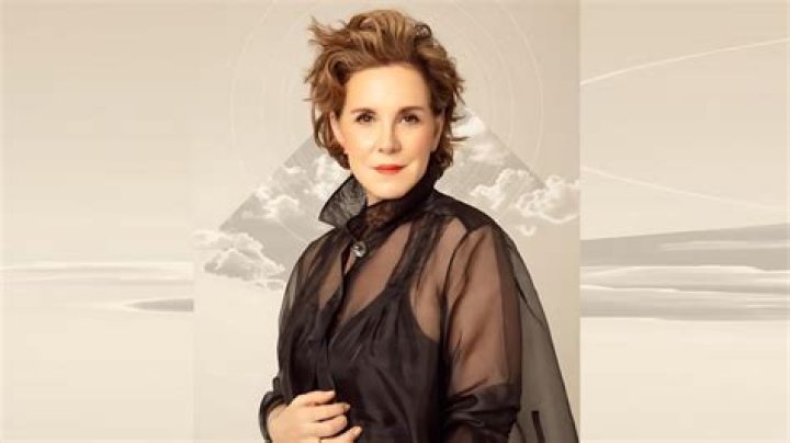 Elizabeth Perkins Bio, Family, Career, Boyfriend, Net Worth, Net Worth