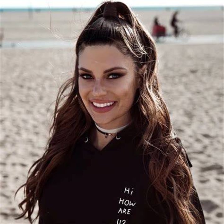 Hannah Stocking Biography: Height, Net Worth, Boyfriend, Parents, Age, Nationality, Instagram, Relationship