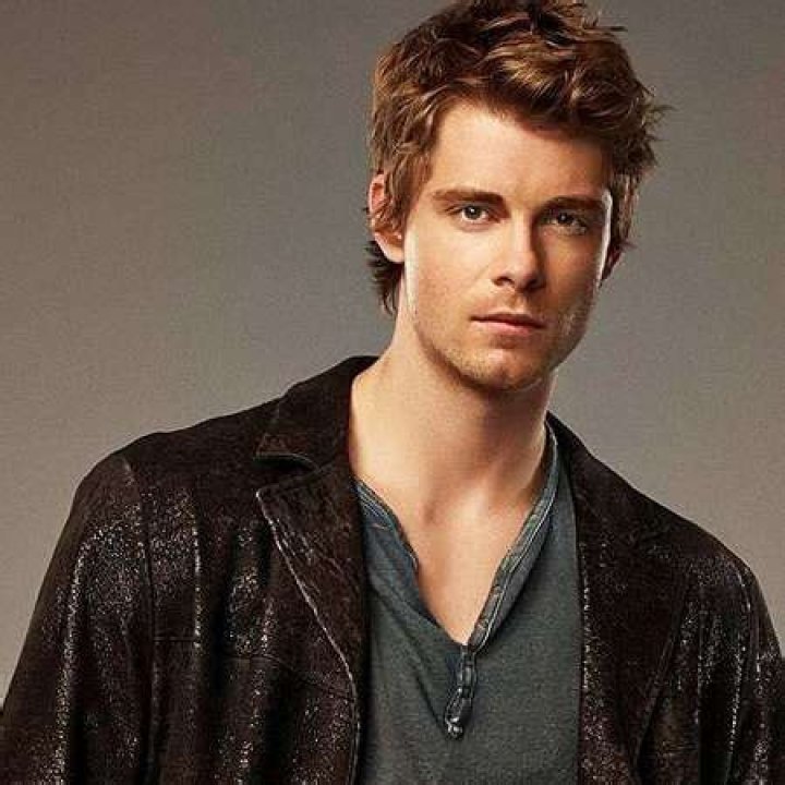 Luke Mitchell Bio, Wiki, Age, Family, Wife, Movies, Modeling and Net Worth