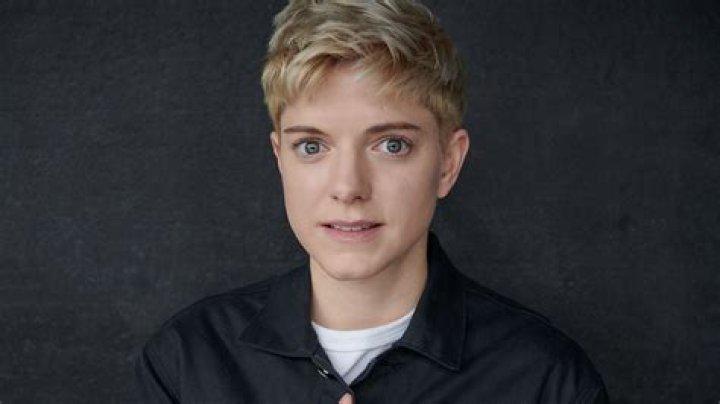 Mae Martin