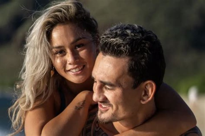 Max Holloway: Fiancée, net worth, tattoos, smoking & body facts