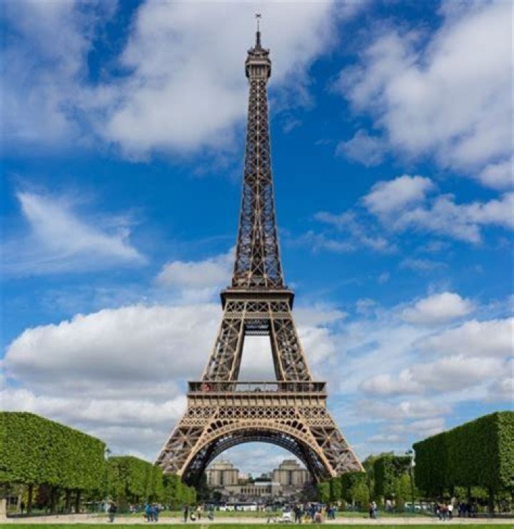 What is the closest metro stop to the eiffel tower