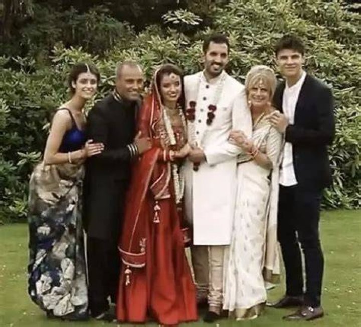 Who Are Anya Chalotra Parents? Madan Chalotra & April Chalotra Age Gap; Siblings & Family