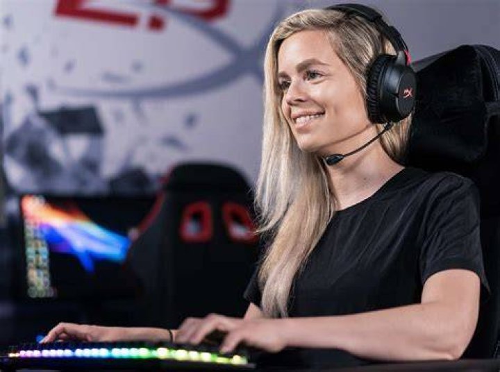 Who Is Emzia Twitch? Age And 10 Facts To Know